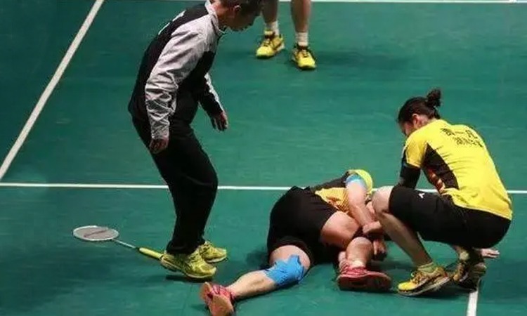 今日早些时候猛龙队官方社交媒体将头像从队标换成了“给英格拉姆和巴恩斯投票”😂😂